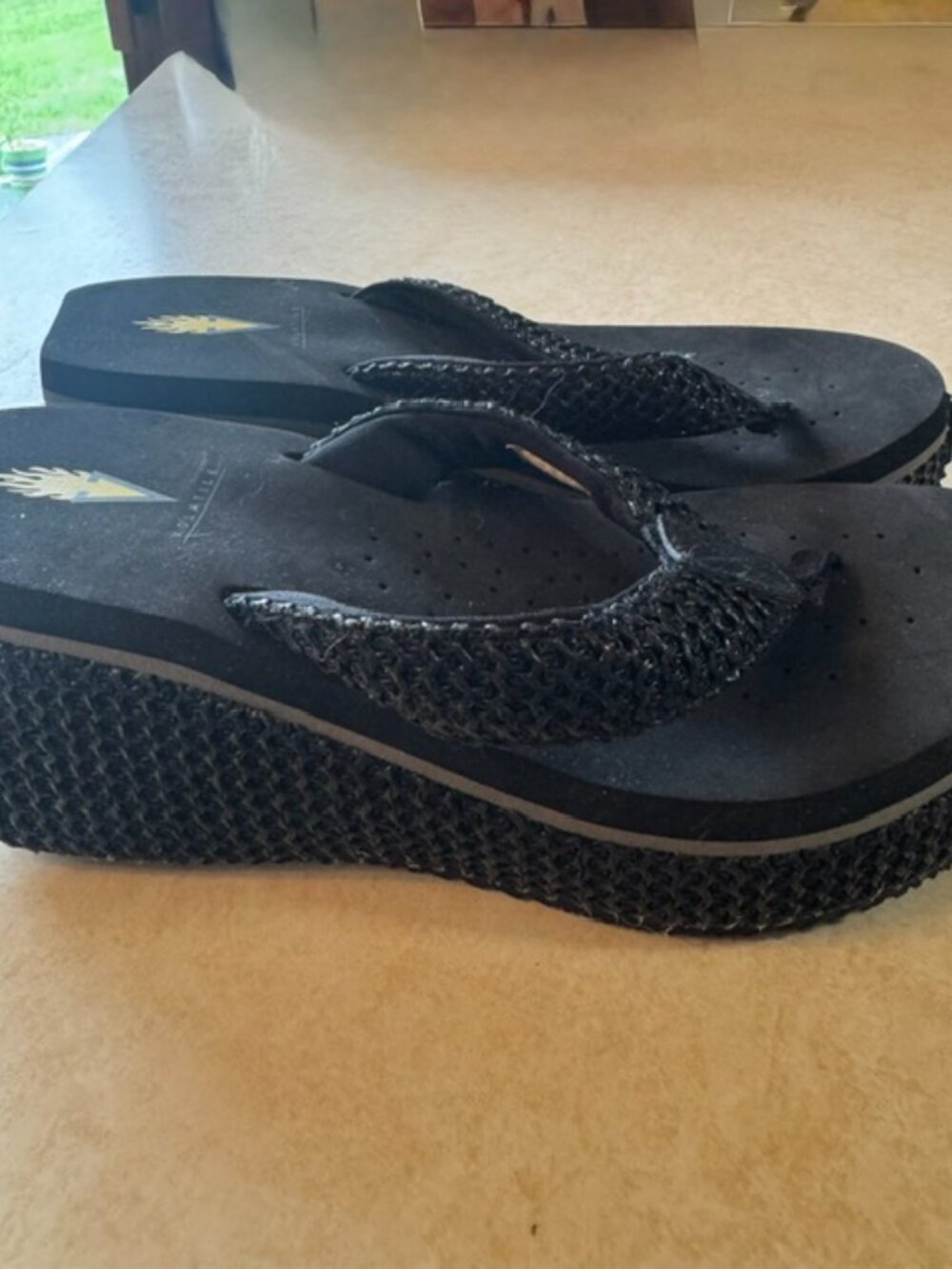 Volatile Black Wedge Platform Flip Flops Sandals Sz 8